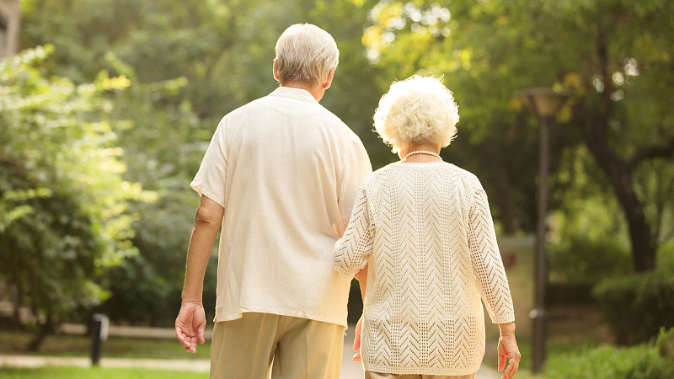 老年人如何加强自我防护？如果身体不适，什么时候需要去医院？