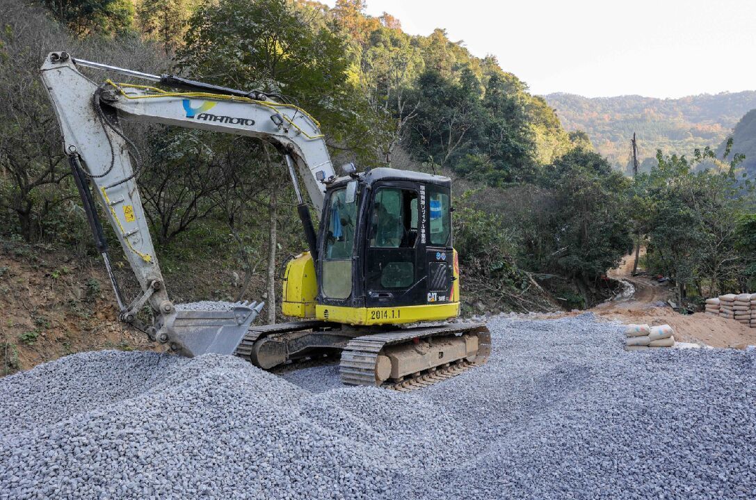 長2.2公里的上山水泥路正在修建。（攝影：鄧迪）