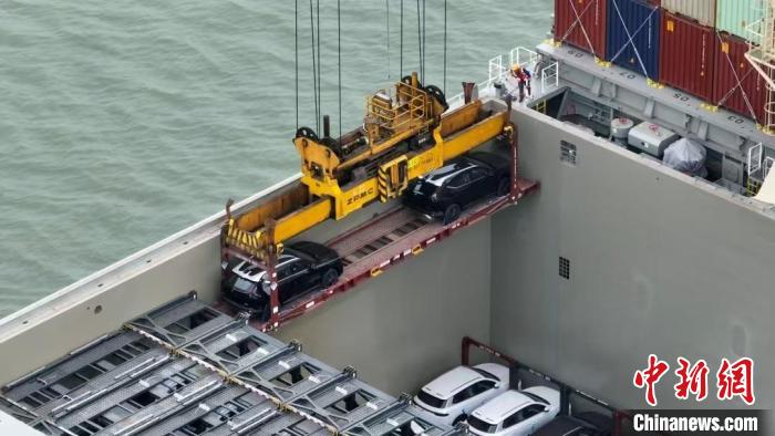 广州港南沙港区外贸班轮“GREEN　QINGDAO”轮采用中远海运特运48英尺“可折叠框架集装箱”的创新模式运输国产新能源汽车。广州海事局 供图