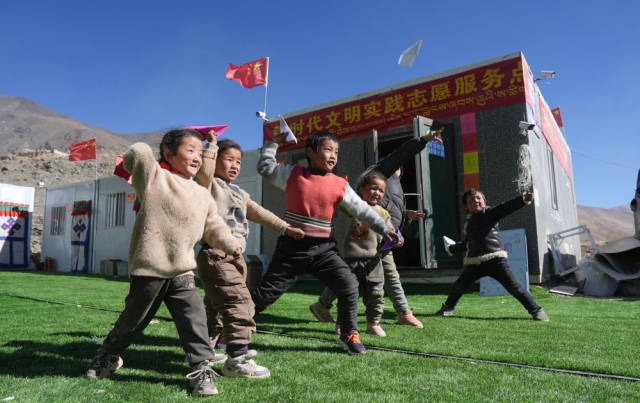 2025年1月24日，西藏定日县古荣村安置点的孩子们在放飞纸飞机。新华社记者 晋美多吉 摄