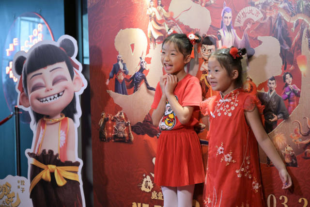 2025年3月2日，两名小朋友参加电影《哪吒之魔童闹海》新加坡首映礼。新华社发（邓智炜摄）