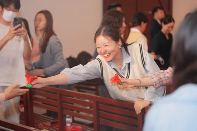 活动现场传递孩子们亲身折叠的“英雄花” 广州市总工会供图