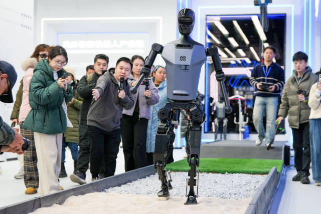 2025年2月24日，参观者在北京“机器人大世界”参观人形机器人“天工”行进展示。新华社记者 鞠焕宗 摄