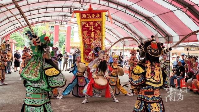 台湾新北市福和宮内，台湾民众围观英歌舞演出。