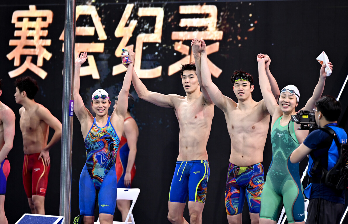浙江队选手余依婷、何峻毅、潘展乐和吴卿风（前排从左至右）在比赛后向观众致意。新华社记者 夏一方 摄