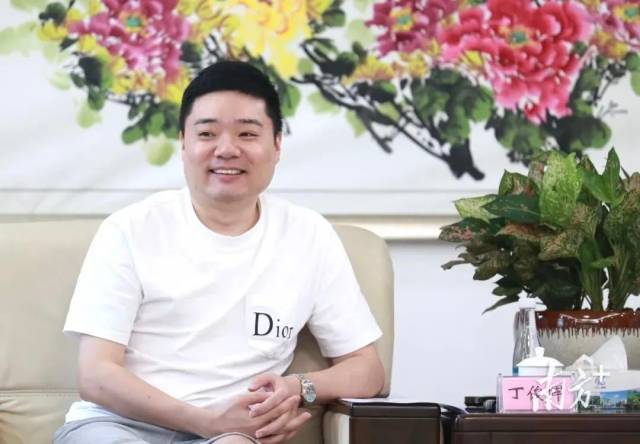 丁俊晖到东莞进行座谈交流。