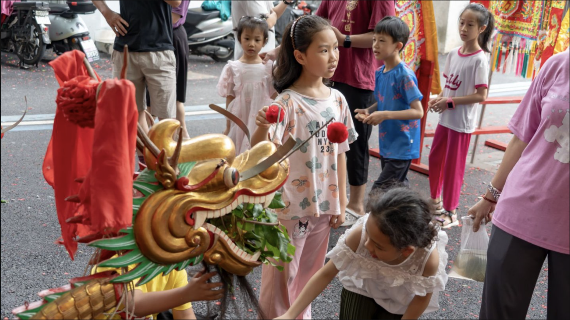 Citizens are watching the ancient dragon boat.