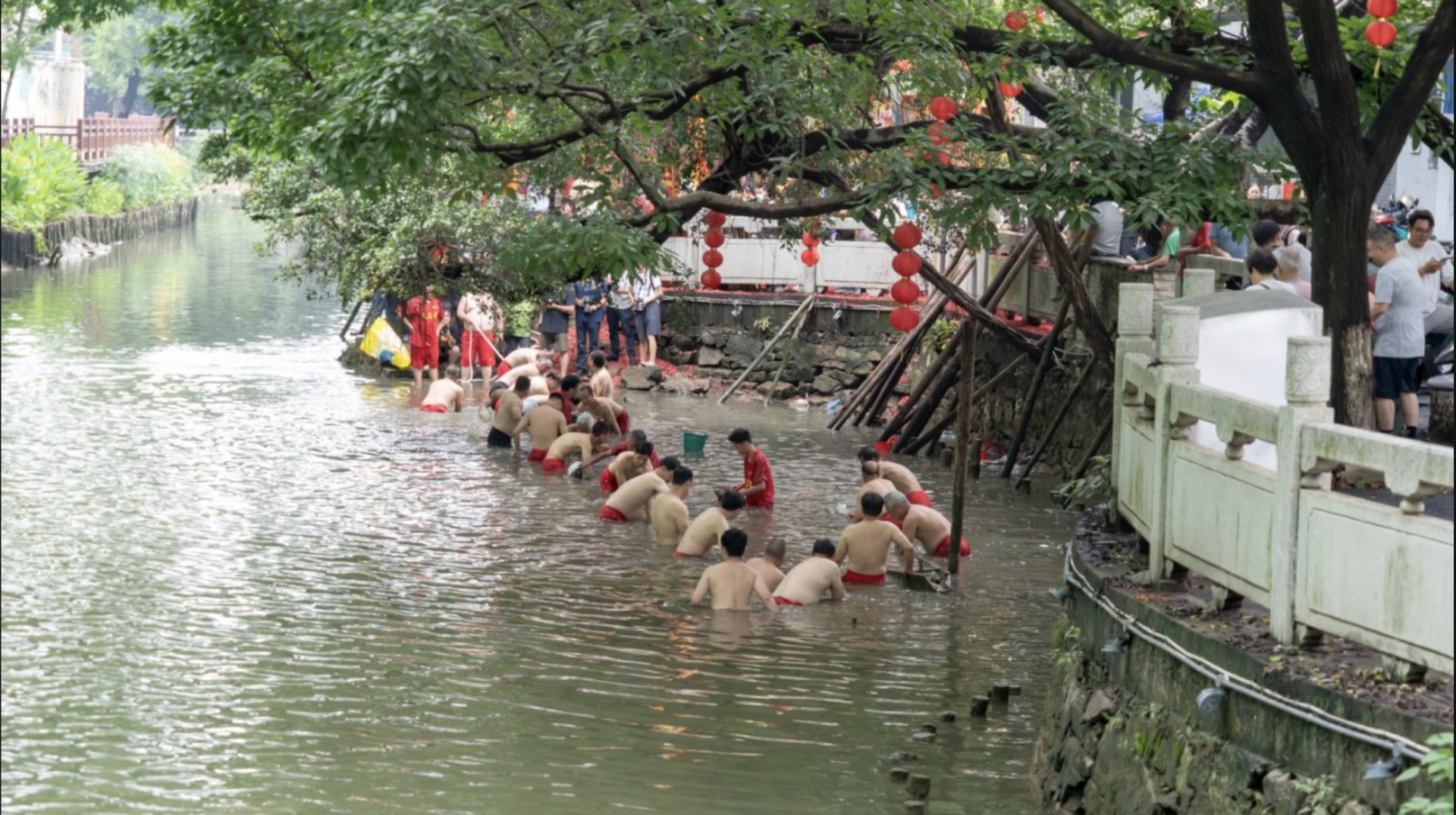 150-year-old ancient dragon boat awakens in Leliu Town, Foshan