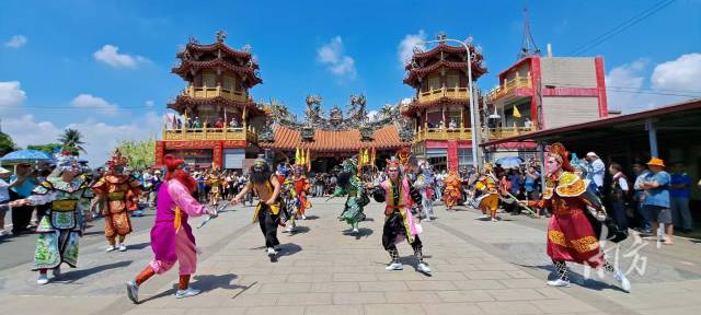 濠江新宏胜英歌队在台湾云林县大埤乡三山国王庙前激昂起舞。