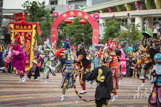 濠江新宏胜英歌队在台湾新北市三重先啬宫前激昂起舞。