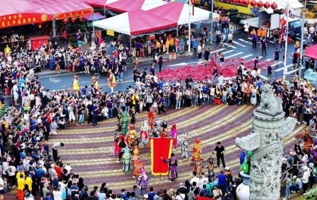 台湾新北市三重先啬宫庆祝建宫271周年活动，汕头英歌舞打头阵，吸引了大批台湾民众围观。