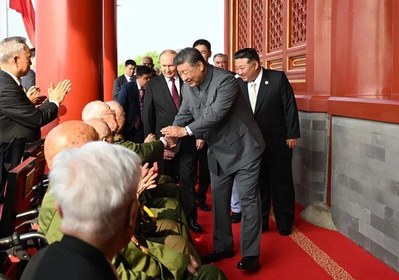 △2025年9月3日，纪念中国人民抗日战争暨世界反法西斯战争胜利80周年大会在北京天安门广场隆重举行。这是大会开始前，习近平总书记同抗战老战士老同志代表亲切握手，向他们表示崇高敬意。