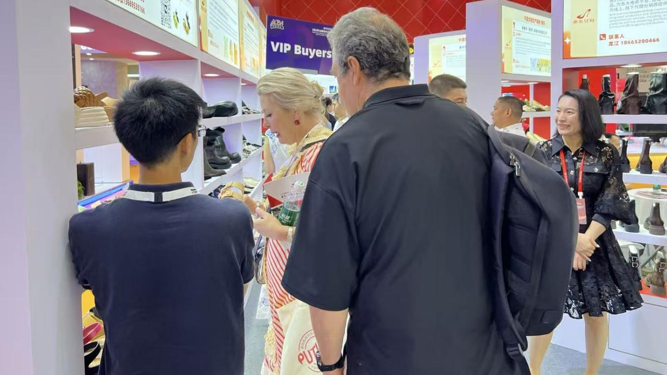 Global buyers keen on Huidong women's shoes at "Moda China Fashion Fair" in Shanghai