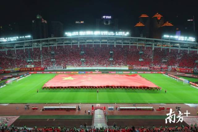 数万球迷与3300㎡巨幅国旗同框！广州天河体育中心沸腾了
