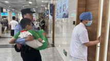 广州一小学生上学路上晕倒,民警一把抱起送医 广州一小学生上学路上晕倒,民警一把抱起送医