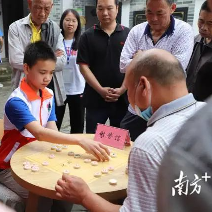 上岳村举办象棋比赛。罗沅琪 摄