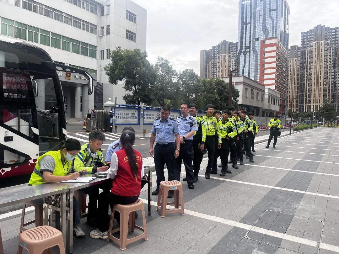 中队交警排队等候登上献血车献血