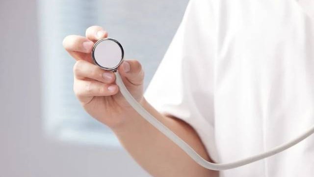 医学生救人被质疑“没资格”：别让苛责阻拦见义勇为