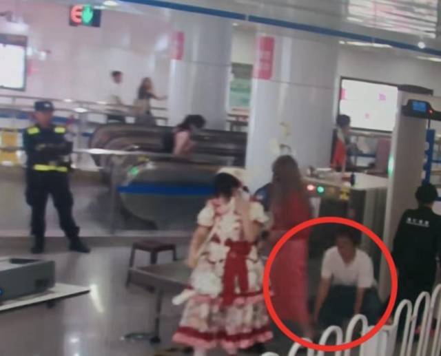 张某某用手机偷拍女生的裙底。