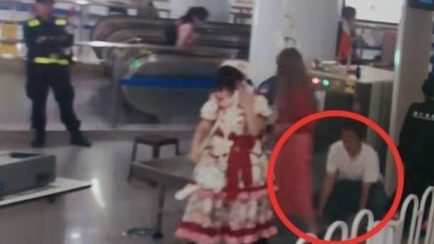 男子过地铁口时蹲在地上偷拍女子裙底，作案画面曝光！已拘留