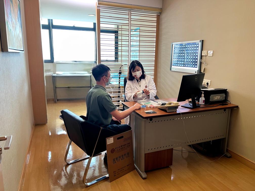 中山大學(xué)附屬第六醫(yī)院藥師在藥學(xué)門診為患者進(jìn)行用藥指導(dǎo)?！?/p><p style=