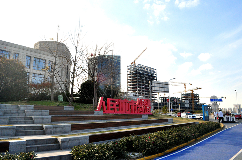 △上海街头“人民城市人民建，人民城市为人民”的立体景观字。