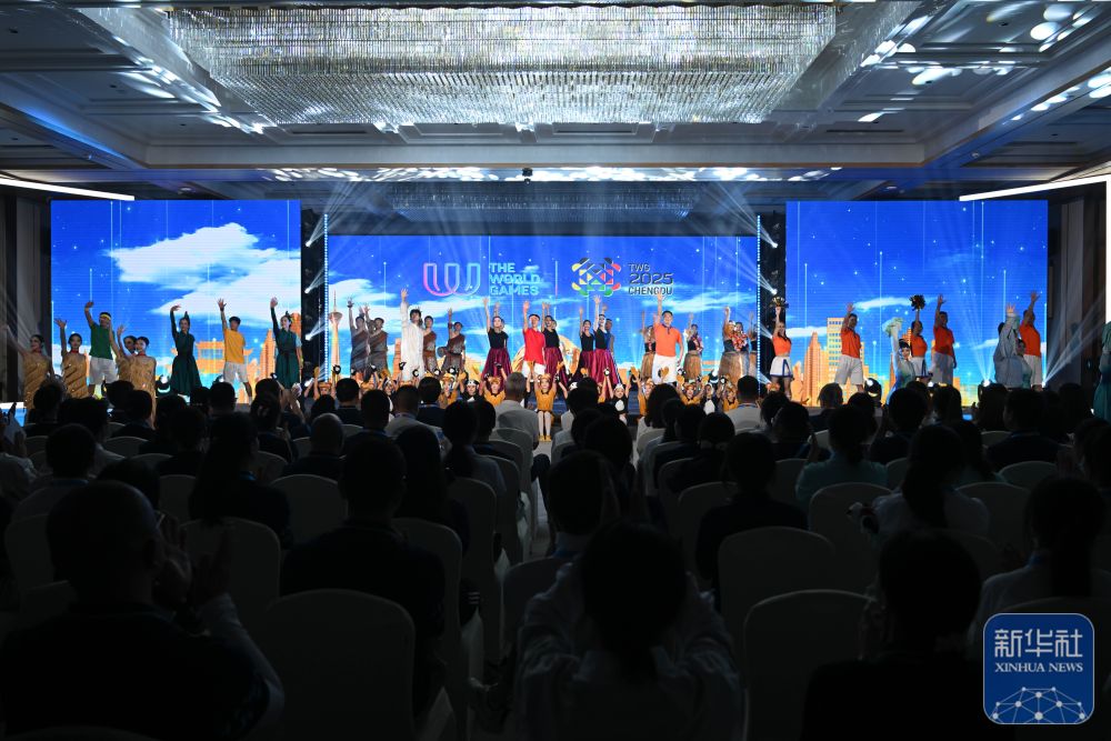 演員在成都世運(yùn)會運(yùn)動員村開村活動上演出。新華社記者 胥冰潔 攝