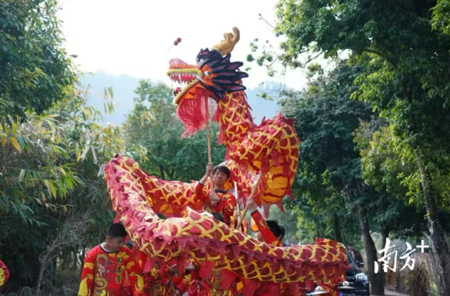 市民游客在韶關(guān)武江重陽(yáng)鎮(zhèn)水口村千畝油菜花海拍照打卡。潮汕地區(qū)的古城游和非遺民俗“火出圈”，春節(jié)期間吸引了大批游客。比1月28日增長(zhǎng)212%。湛藍(lán)的海水、廣濟(jì)橋上鑼鼓聲響、特色景點(diǎn)眾多，不少外省游客體驗(yàn)了一把當(dāng)“島民”的快樂?！睆南愀刍丶姨接H的林啟如激動(dòng)地說(shuō)。丹宣供圖