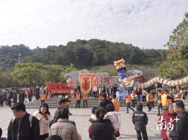 在汕頭小公園，歌舞等表演，