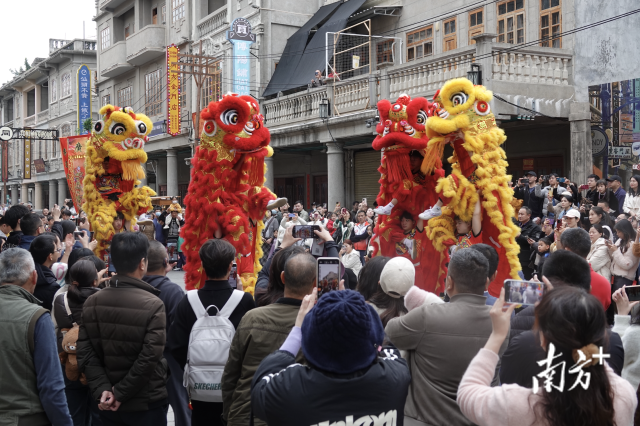 在汕头小公园，舞狮与游客互动。受访者供图