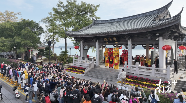 潮州广济桥上醒狮踏春而至，为游客送祝福。刘梓薇 摄