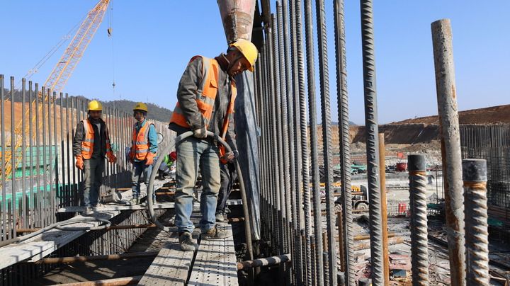 　　1月28日，工人在江西省景德镇市乐平水利枢纽工程建设现场施工。新华社发（贺蔚安 摄）