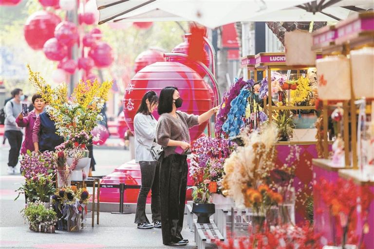 正月初二，深圳各大商圈、景区人潮涌涌。其中不少是从外地来深过年的游客。 深圳特区报记者 刘羽洁 摄