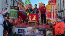 在海外传播岭南文化,佛山元素花车亮相伦敦春节庆典 在海外传播岭南文化,佛山元素花车亮相伦敦春节庆典