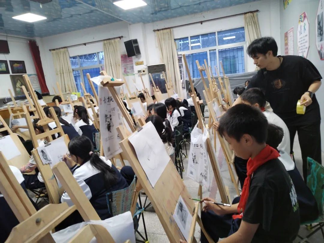 叶伟豪在给学生上美术课（图源：河源日报）