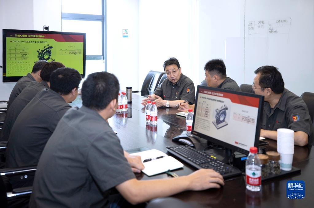 　　在位于宁夏吴忠市的吴忠仪表有限责任公司会议室内，马玉山（中）与技术人员开会（9月12日摄）。 新华社记者 杨植森 摄