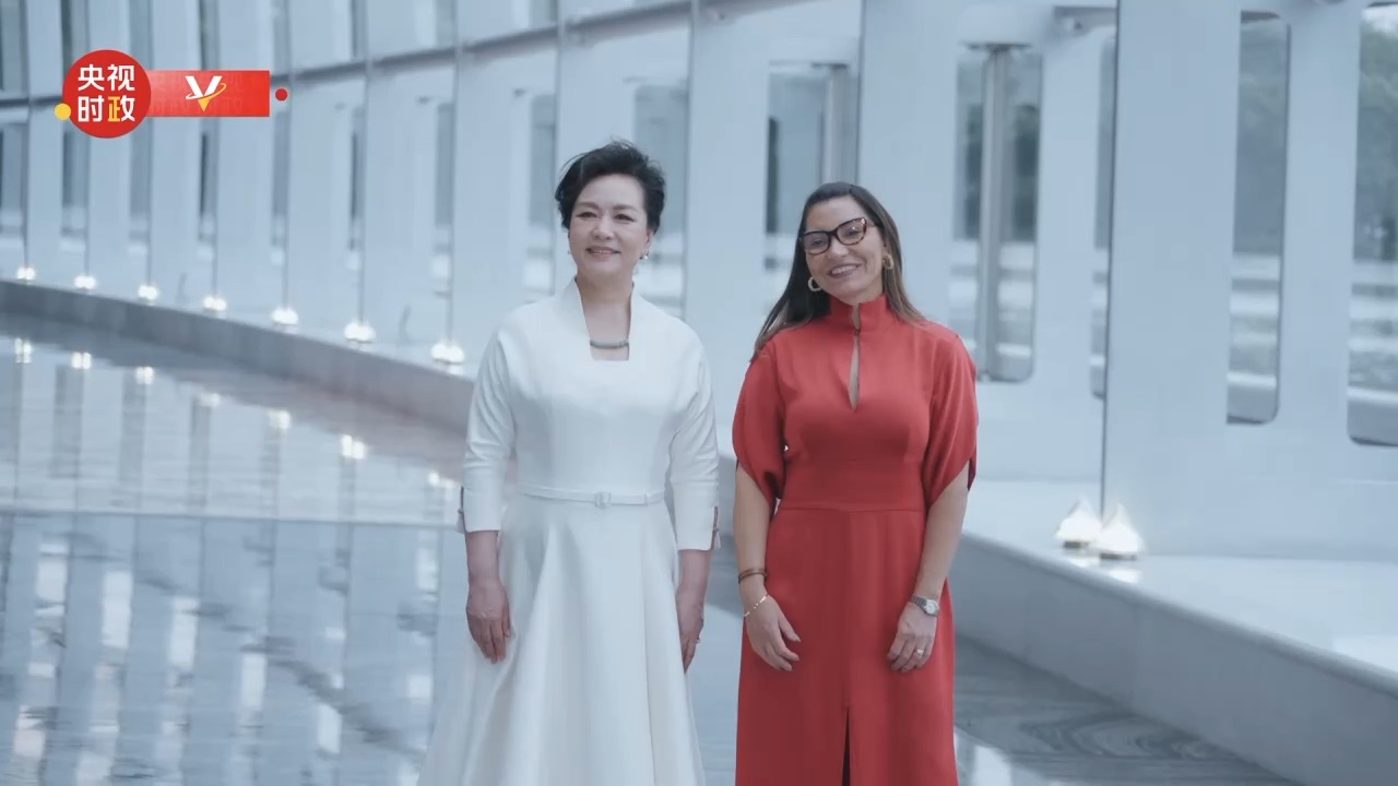 彭丽媛同巴西总统夫人罗桑热拉参观中国国家大剧院