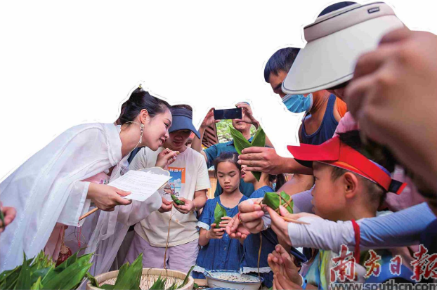 在深圳锦绣中华，遛娃经济小朋友们包粽子、撬动制香囊。端午店吃<strong>久久婷婷夜色精品国产冻传媒</strong>  　　南方日报记者 鲁力  　　通讯员 陈爱 摄