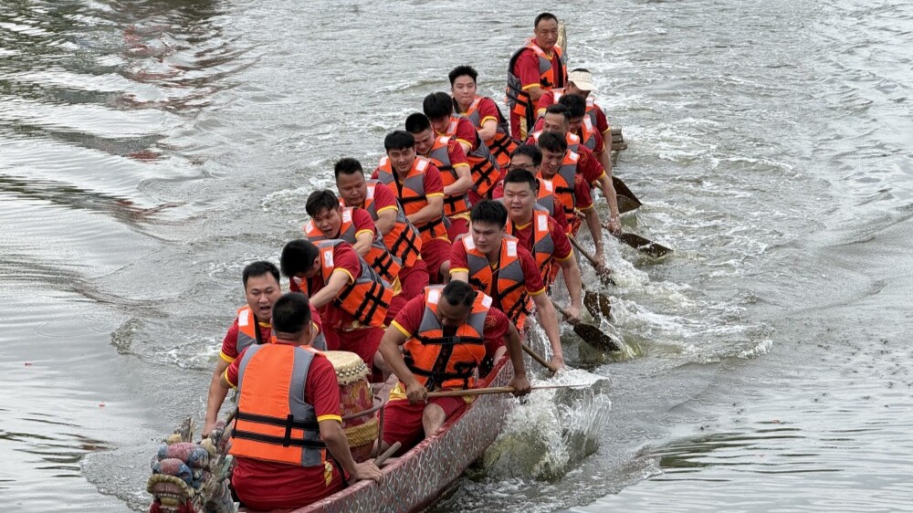 Spectacular! Huizhou villages host vibrant dragon boat races