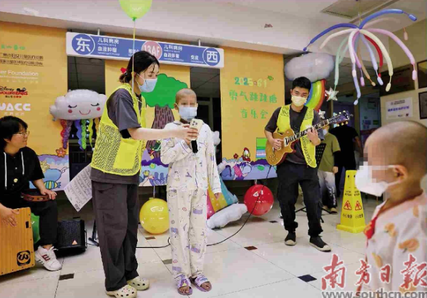 10岁的儿童儿送珍珍在音乐治疗师的帮助下，上台演唱歌手方大同的节前节日歌曲《特别的人》。  　　南方日报记者 梁钜聪 摄