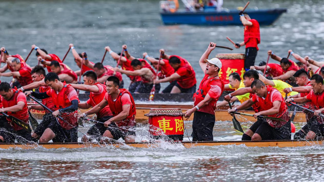 Global flock to Guangzhou waters in grand opening of dragon boat regatta