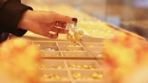 国际金价5月小幅下跌 今年以来上涨超25% 国际金价5月小幅下跌 今年以来上涨超25%