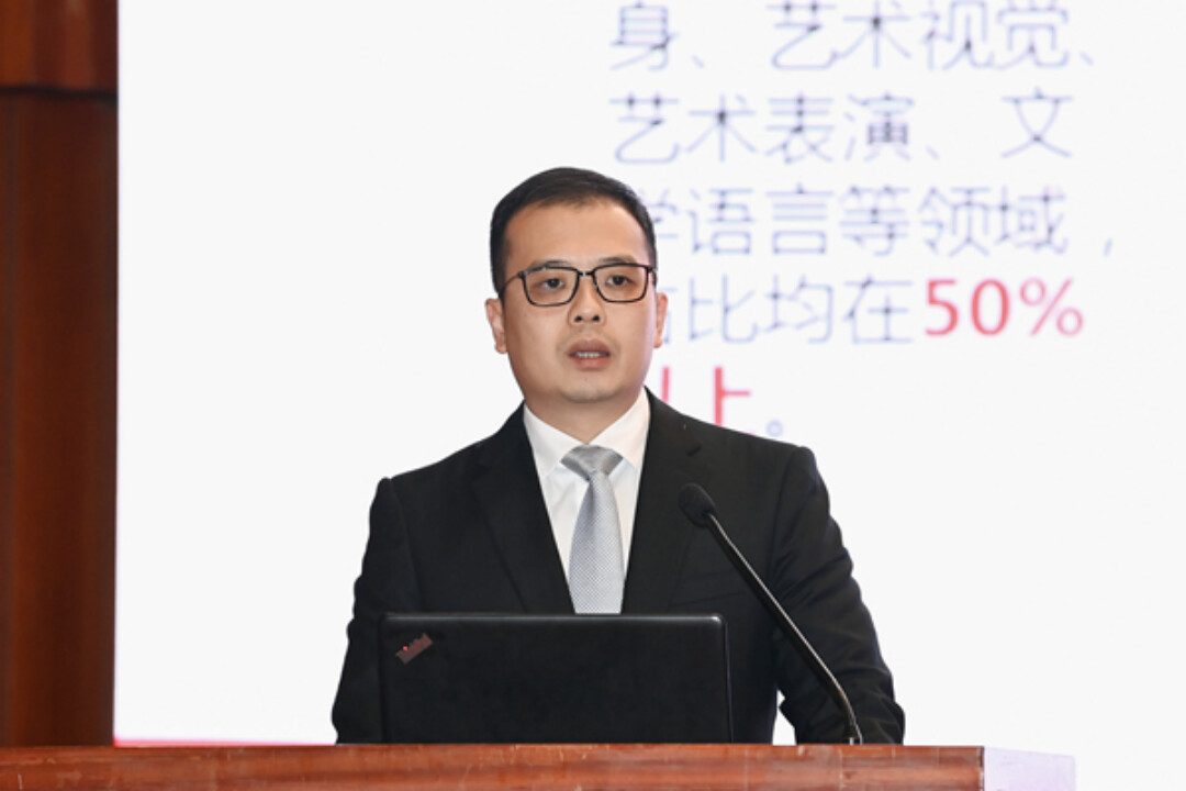 李劲委员代表团市委、市政协城建资源环境委、市政协农业和农村委作《关于推动广州乡村地区少年儿童校外素养教育发展的建议》的发言。通讯员供图