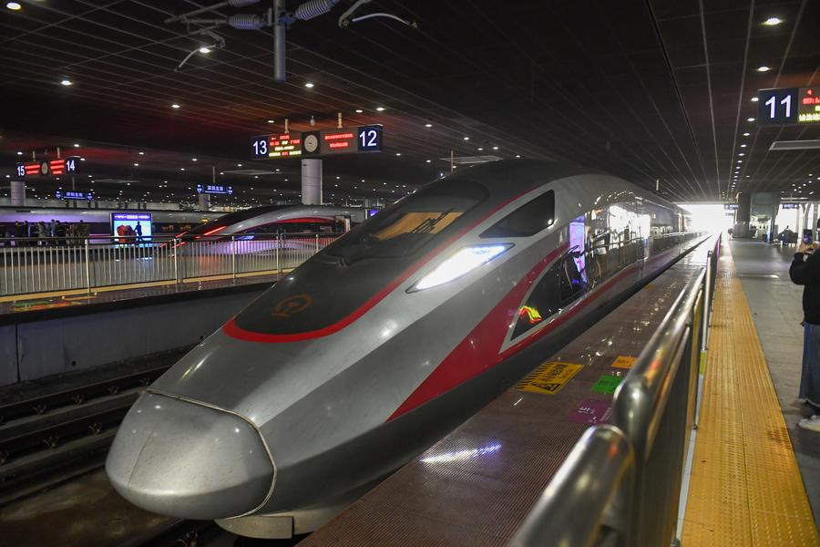 1月12日，前往香港西九龙的湾区高铁驶入深圳北站站台。新华社记者 毛思倩 摄