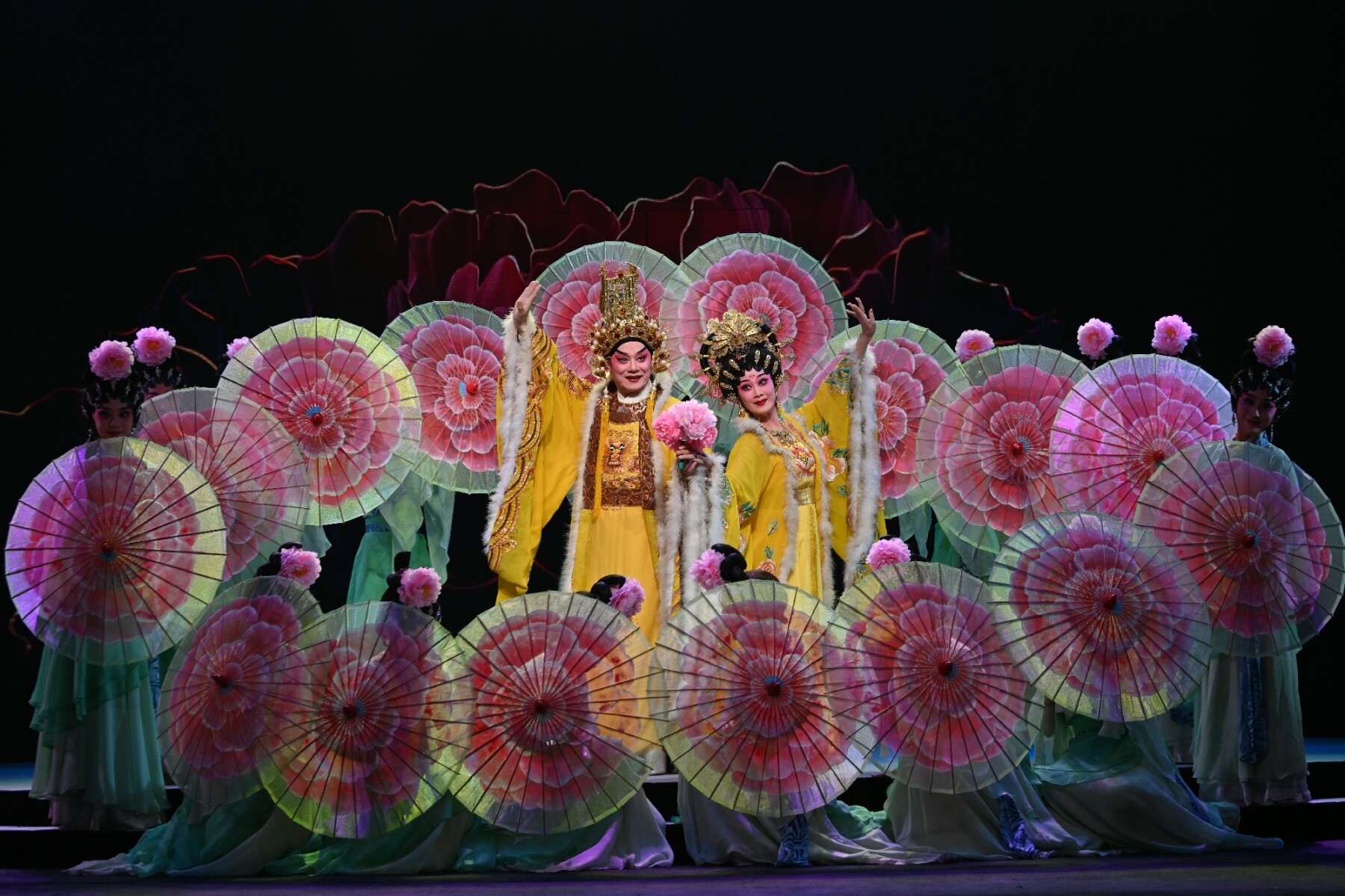 丁凡（左）、蒋文端表演《唐宫香梦证前盟》之“颂牡丹”