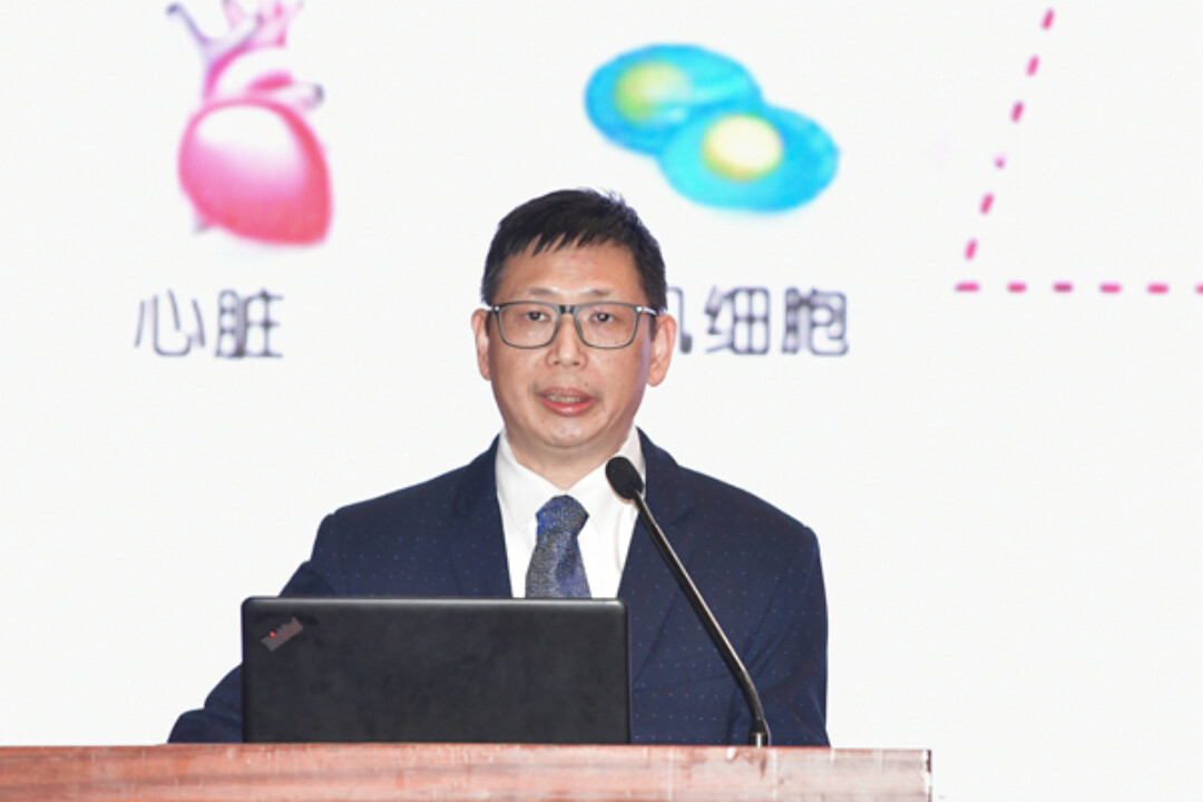李鹤虹委员代表市农工党作《加大政策扶持与促进力度，推动广州干细胞产业高质量发展》的发言。通讯员供图
