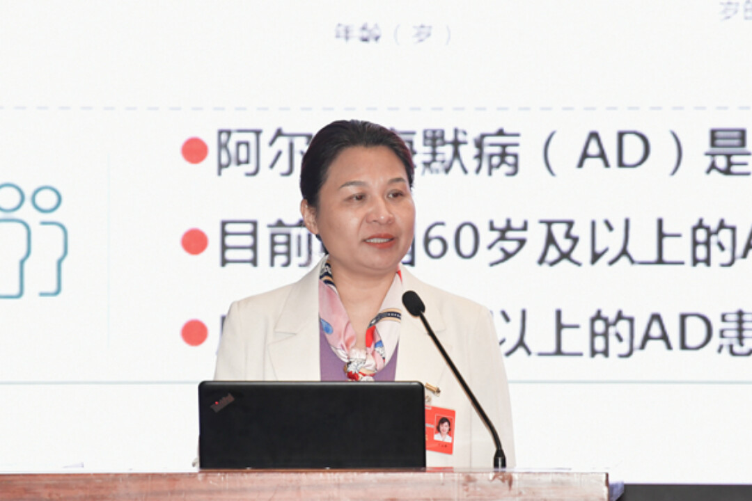 宁玉萍委员代表市政协教科卫体委作《关于建立阿尔茨海默病早筛早防一体化平台的建议》的发言。通讯员供图