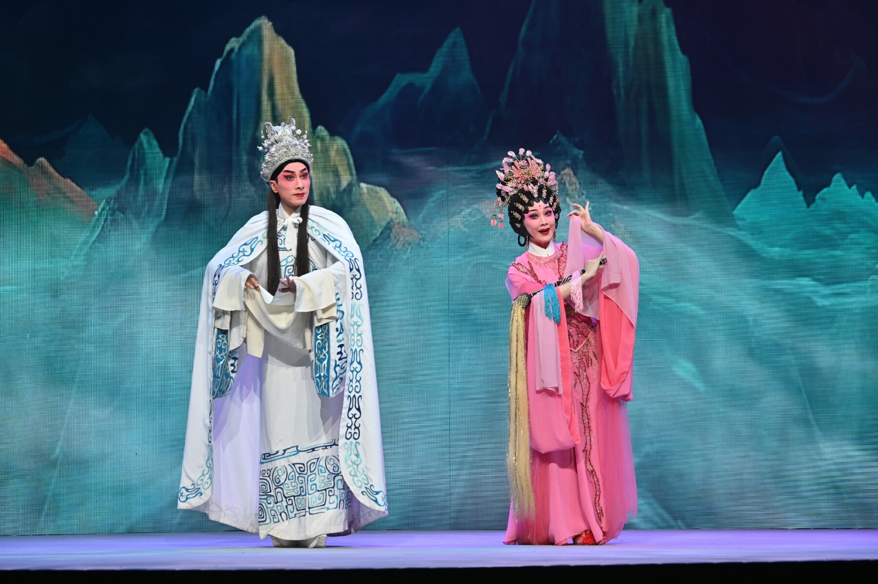 蒋文端、文汝清（左）表演《梦会巫山》