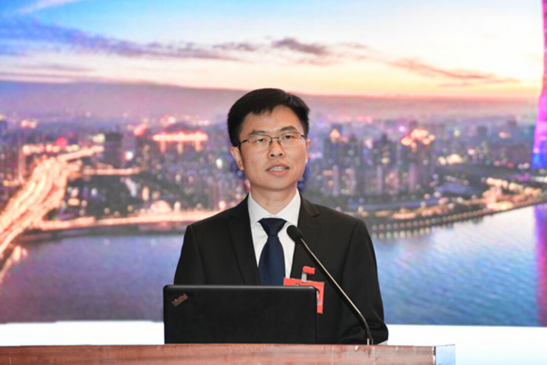 蔡昶文委员代表市民盟、市政协经济委作《积极应对人工智能发展大势，推动广州教育勇立潮头》的发言。通讯员供图