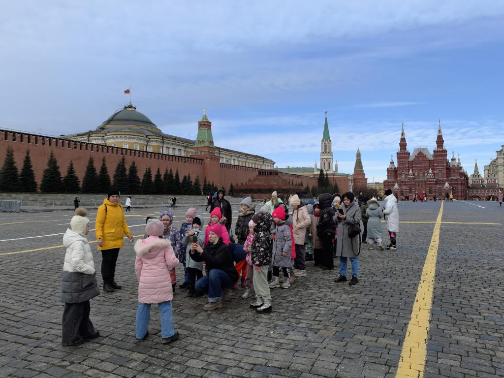 3月17日,俄罗斯首都莫斯科红场上,青少年在合影留念。新华社记者刘卫兵摄